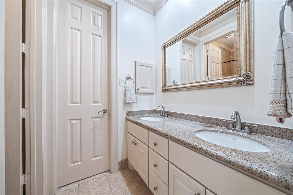 Convenient jack-n-jill bathroom