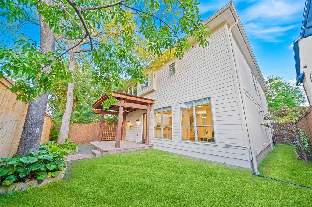 Cozy backyard with lawn or swimming pool option