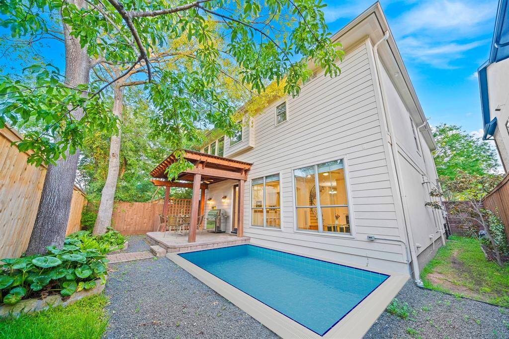 Cozy backyard with lawn or swimming pool (Virtual rendering)