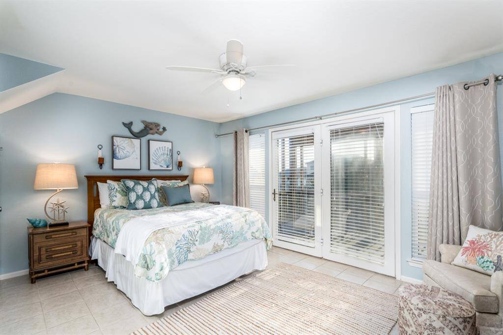 A guest bedroom on the second level with its own balcony, offering easy access to the hot tub and sweeping, gorgeous views.