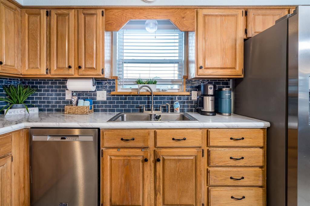 The kitchen sink, perfectly positioned with a view, lets you soak in the scenery while you work, blending function and relaxation effortlessly.