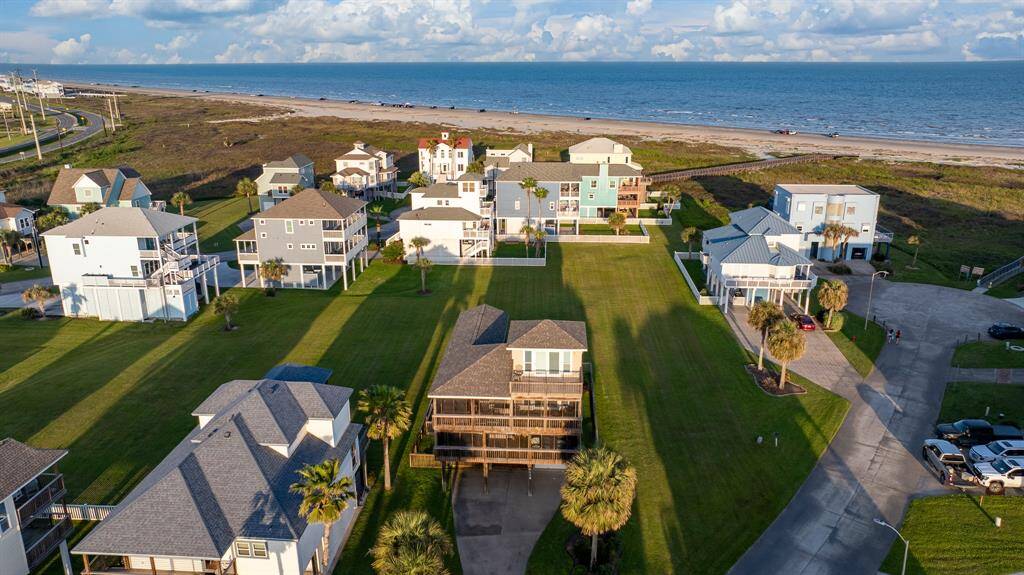 Located only four houses from the ocean, this home provides effortless access to the beach, making it the perfect spot for beach lovers and outdoor enthusiasts.