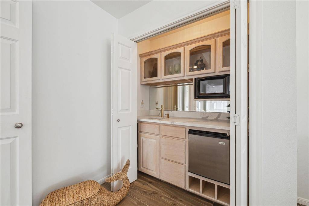 The primary ensuite's private breakfast bar.