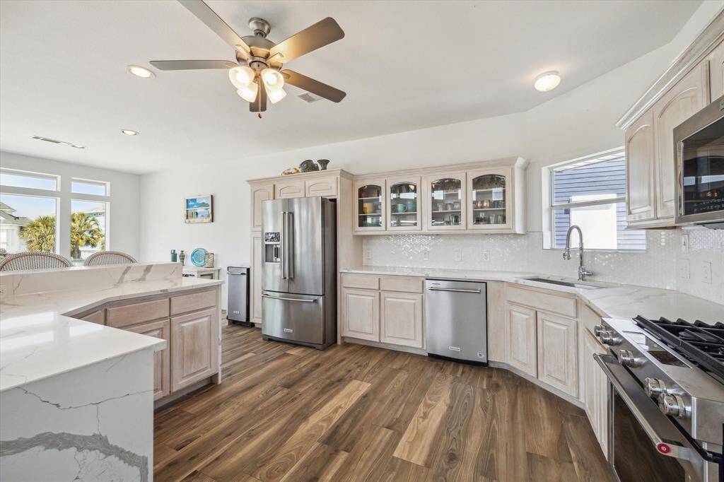 Plenty of cabinets and prep space, makes this an ideal kitchen.