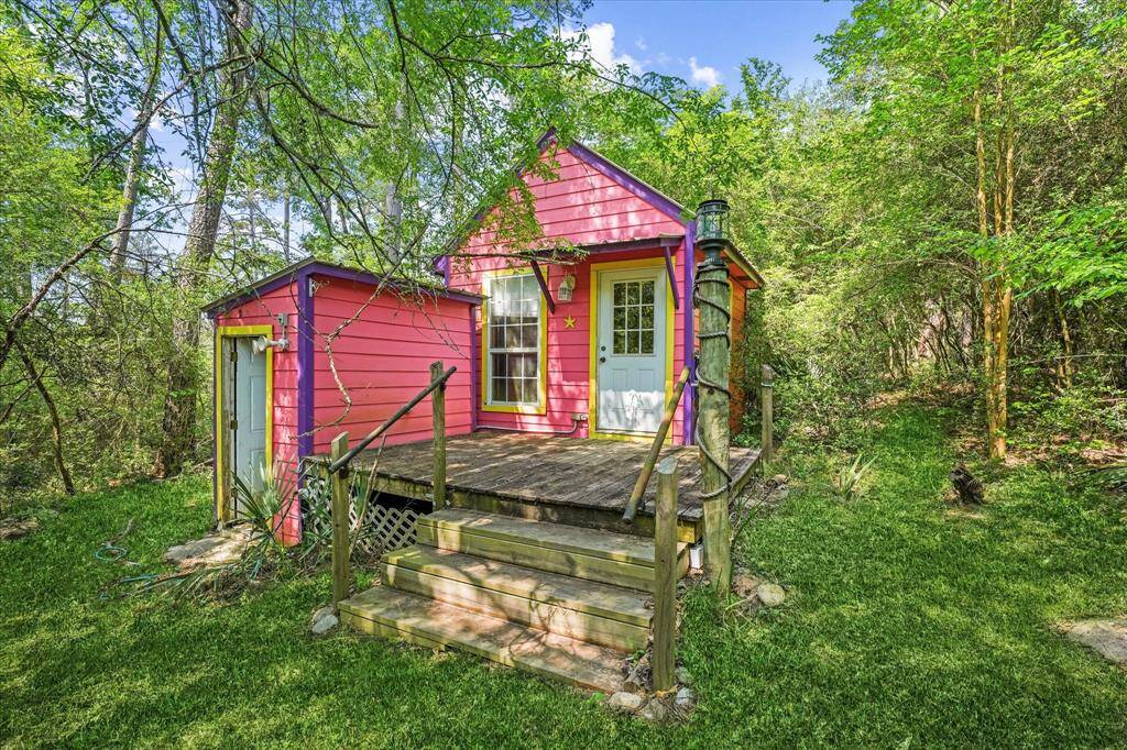 The bright secondary building on the property has lots o fpossibility!  Child's play area, workshop, gardening shed, storage area, and lots more!