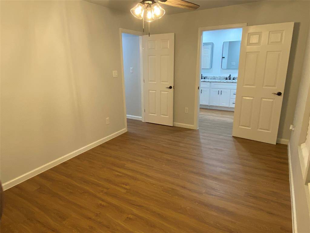 Primary Bedroom w/ ensuite