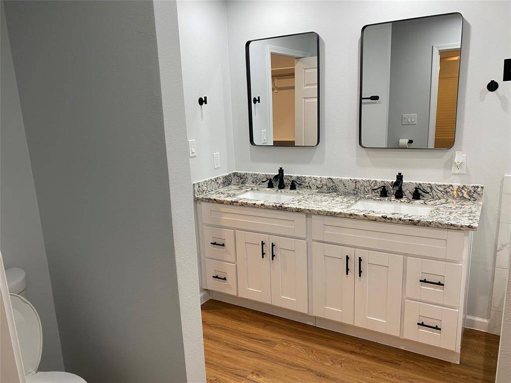 Double sinks in Primary bath