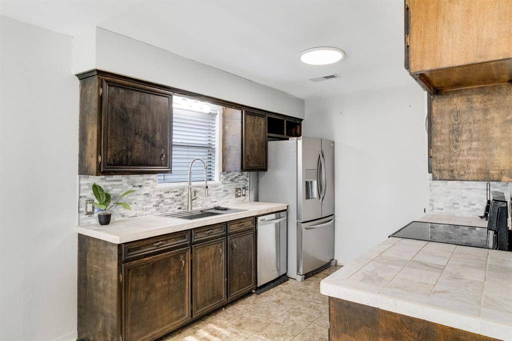 Love these stained kitchen cabinets!