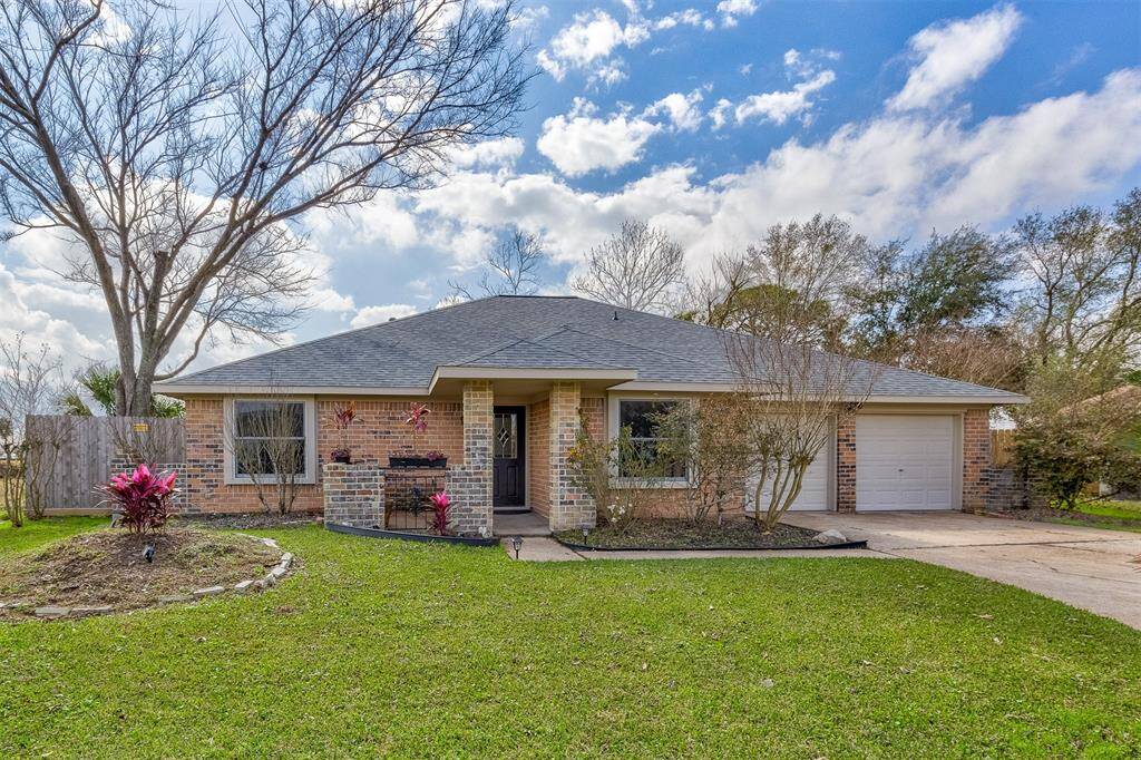 Gorgeous large home, updated, fresh paint and carpet, beautiful bathrooms on a huge lot!