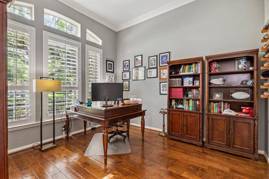 You could use this space as a home office or a formal living/sitting room. The triple windows with arched transoms allowing beautiful natural light and a view of the front yard through your the lush landscaping. High ceilings a wood floors make this an attractive space however you decide to use it.