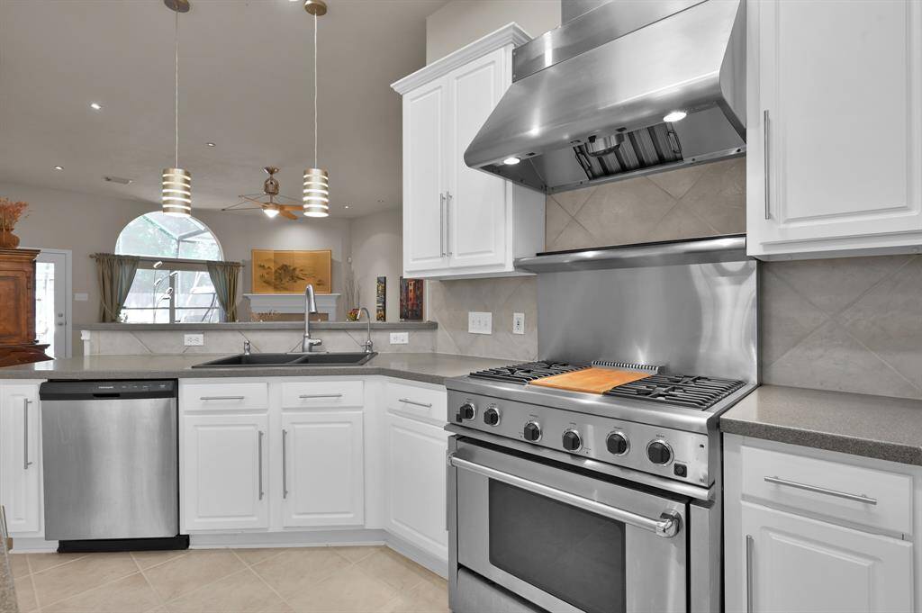 Enjoy cooking breakfast and dinner for the family on this 4-gas burner range with an additional center griddle.