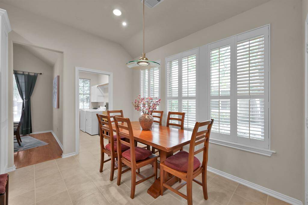 Mornings are always a little happier in this bright and airy breakfast nook!
