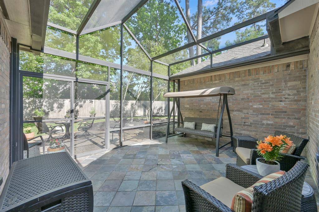 This oversized fully screened patio paves the way into your private outdoor retreat.