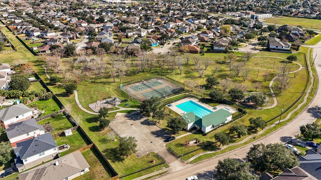 Subdivision amenities include tennis courts, pool, basketball courts, and parks