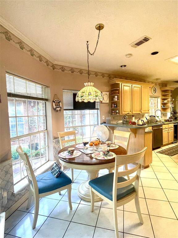 Dining area 2