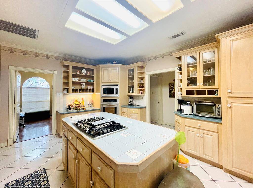 Main kitchen- Island w Gas stove