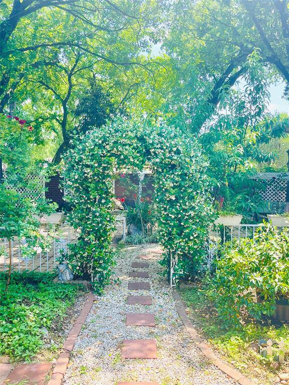 Central garden flower gate