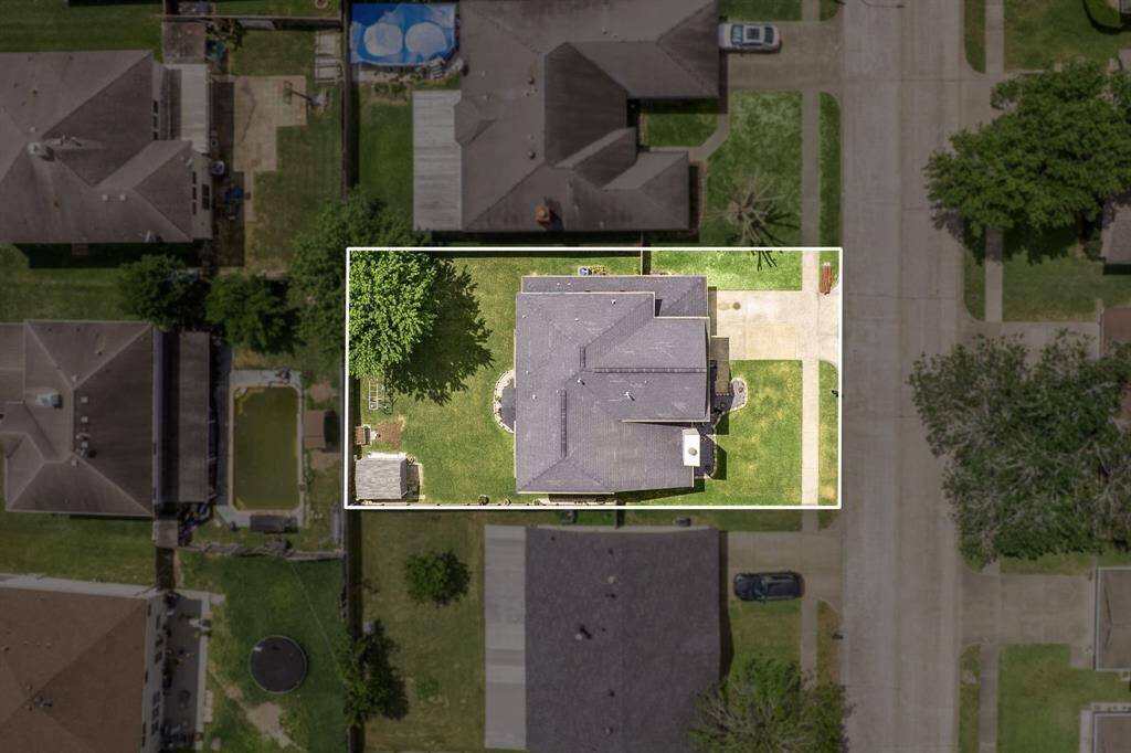 This home sits on a large lot with ample yard space in front and the back, lush landscaping and a well-maintained yard. Plenty of space to accommodate guest parking and situated on a quiet cul-de-sac street in the Eastpoint community.