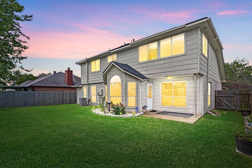 Beautiful spacious backyard, perfect for your pets and children to play in.