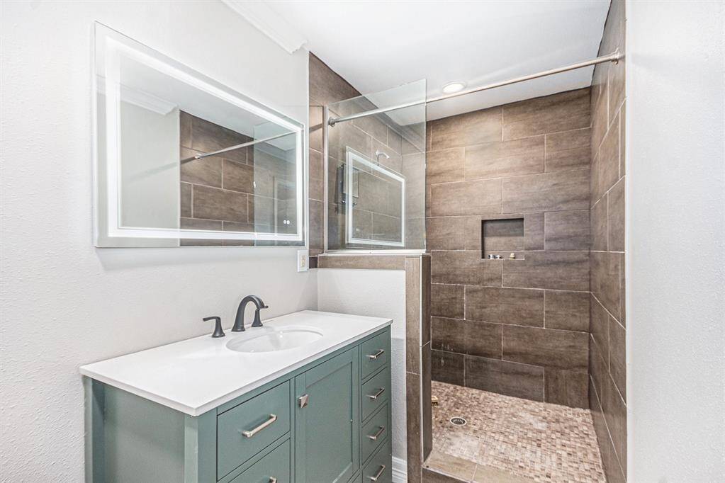 Guest Suite/3rd Full Bath