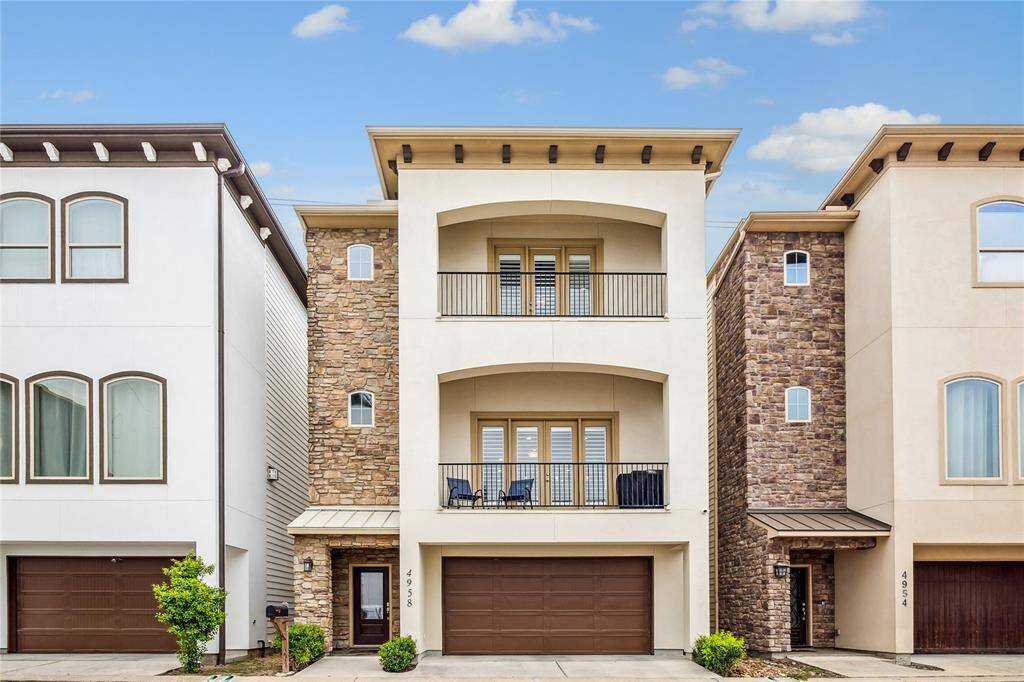 Living near the Galleria/Uptown means shopping, dining, and entertainment are just minutes away. Enjoy the convenience of urban living in a secure, gated enclave. Welcome to the best of Houston!
