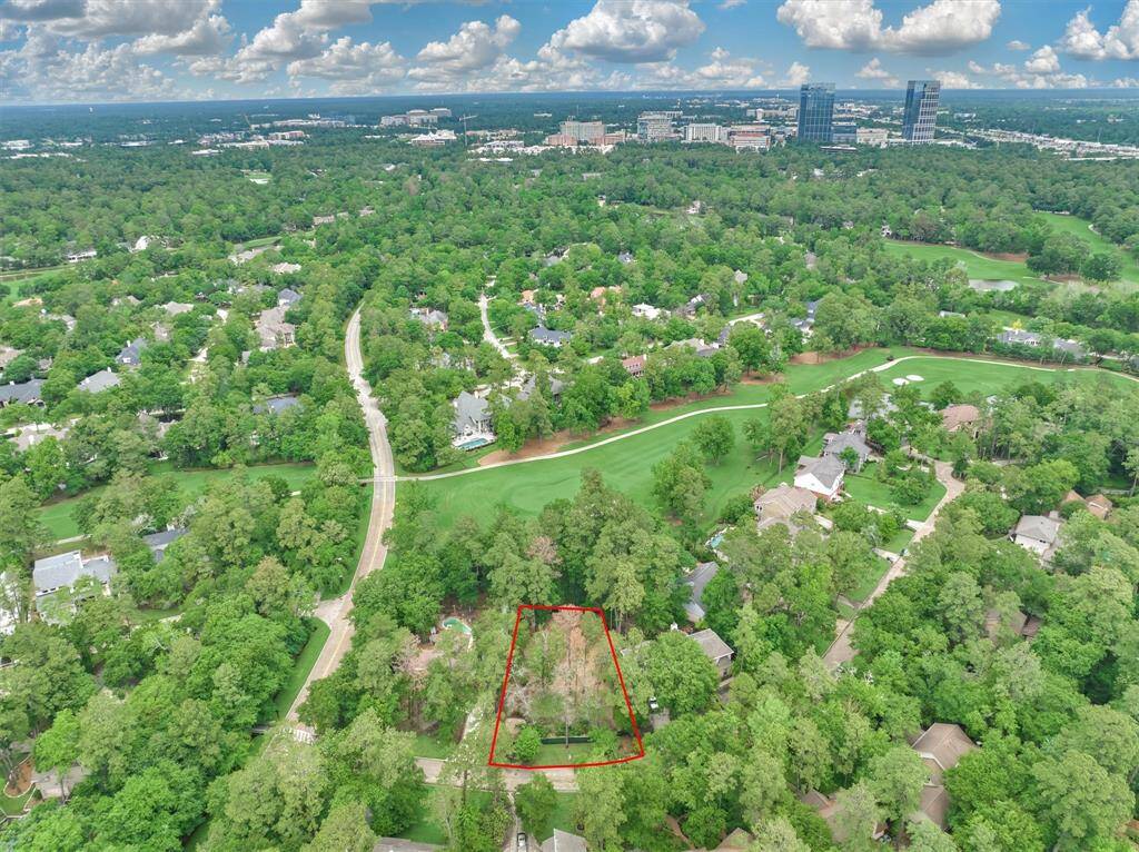 Location is unbeatable for 5 Coralvine Court. Just over 1/4 acre lot in one of the original neighborhoods of Grogan's Mill.Minutes to Town Center,restaurants & shopping.