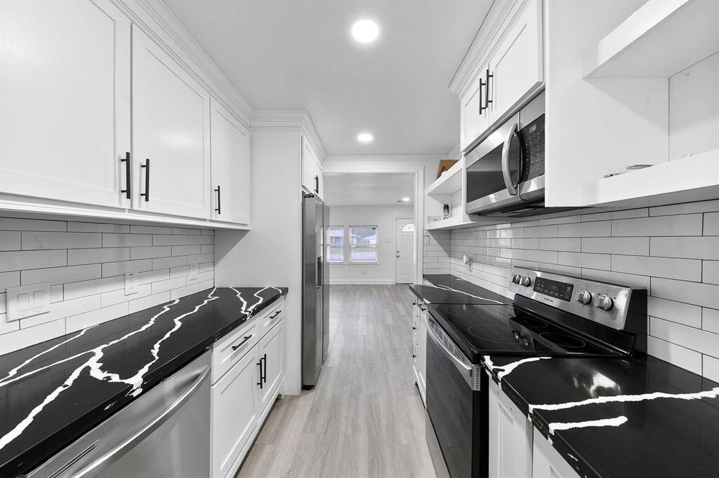 Stunning quartz countertops add elegance and durability to your kitchen—perfect for both cooking and entertaining!