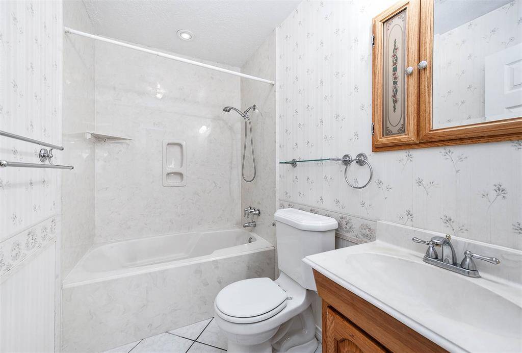 Guest bath with deep tub.