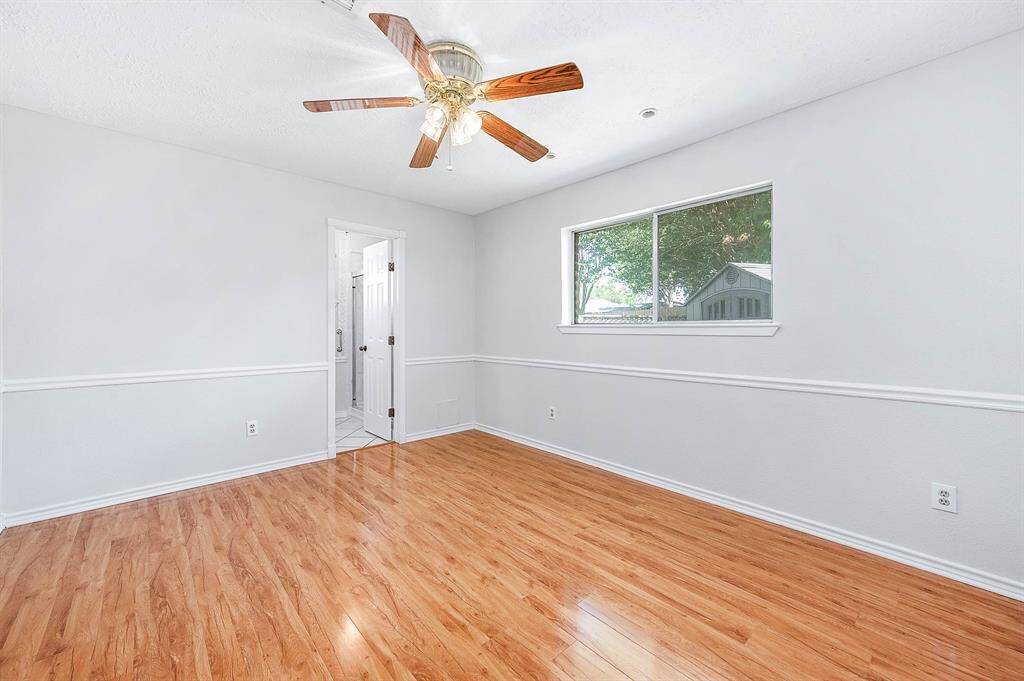 Primary with walk in closet.