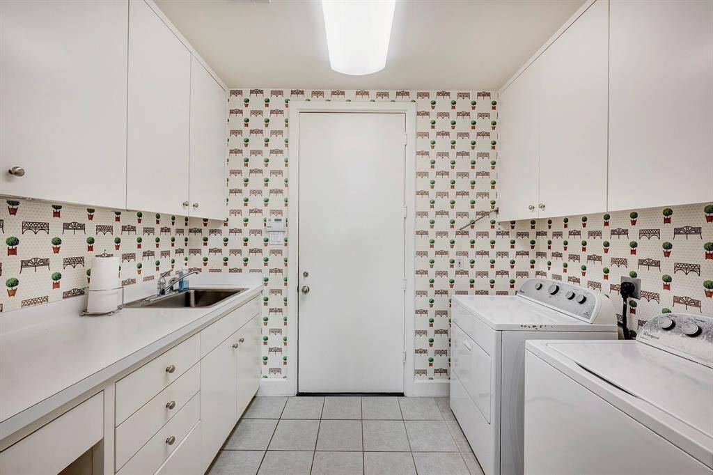 Close up of the utility room with plenty of room for full sized appliances.
