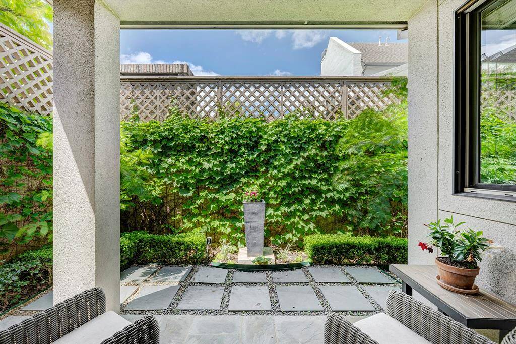 Private patio off the kitchen sitting area.