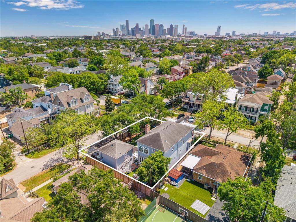 Ideally located in the heart of the Heights and zoned to Harvard Elementary, this home sits on an oversized corner lot offering exceptional outdoor entertaining space and enhanced privacy.
