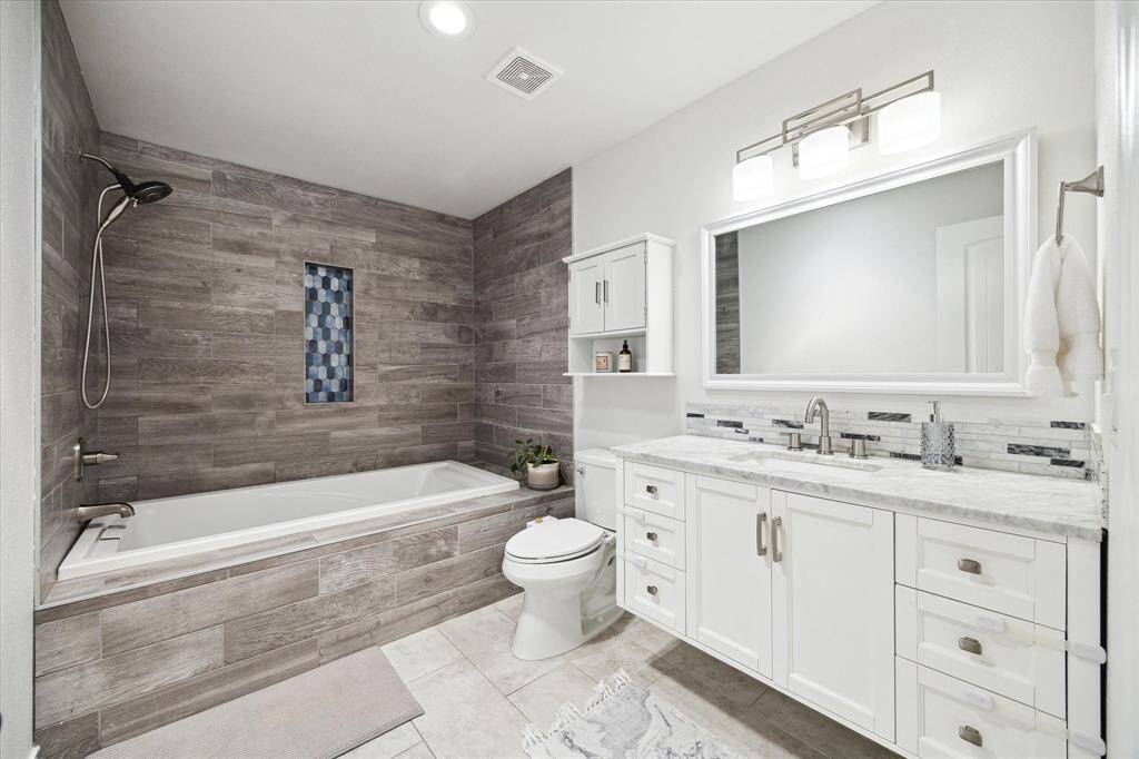 Primary bath with soaking tub