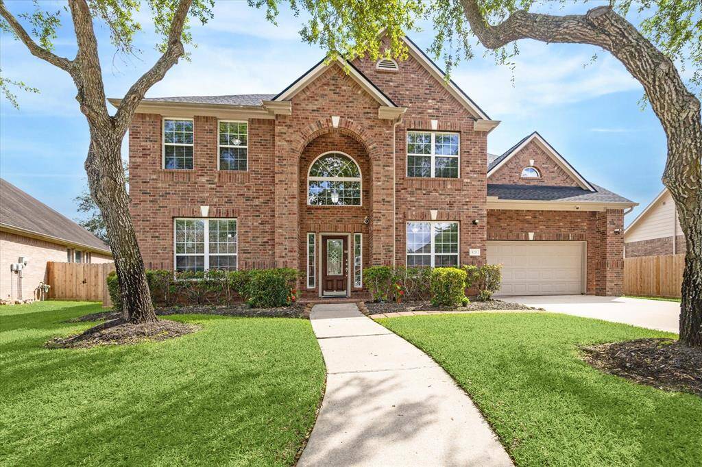 The Aida Younis Team presents 5211 Emerald Trace Court in Riverstone!