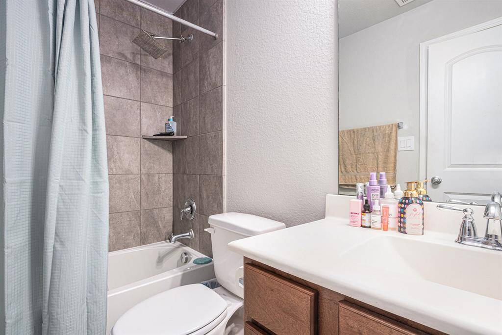 Upstairs Full Bath 1