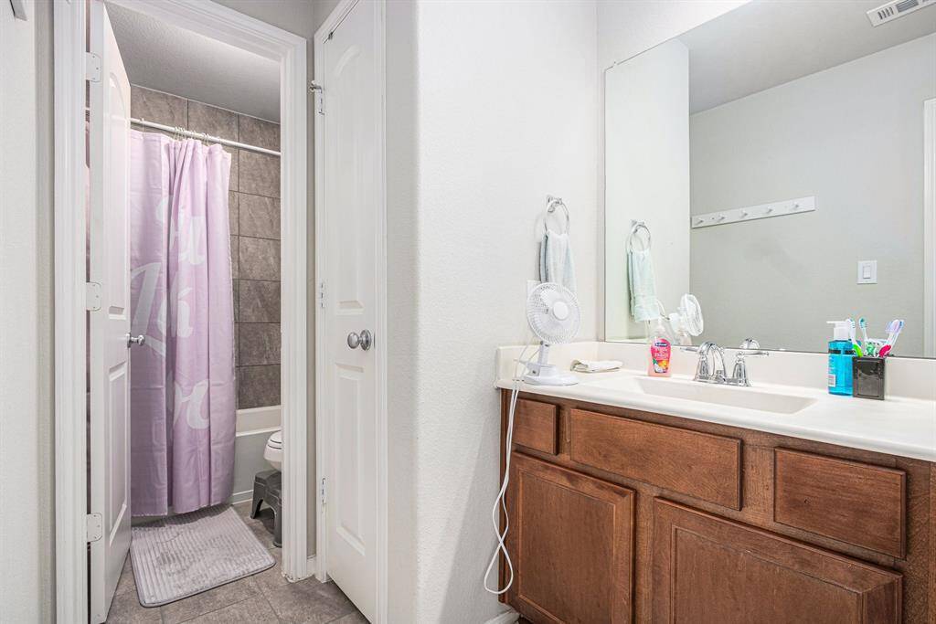 Upstairs Full Bath 2
