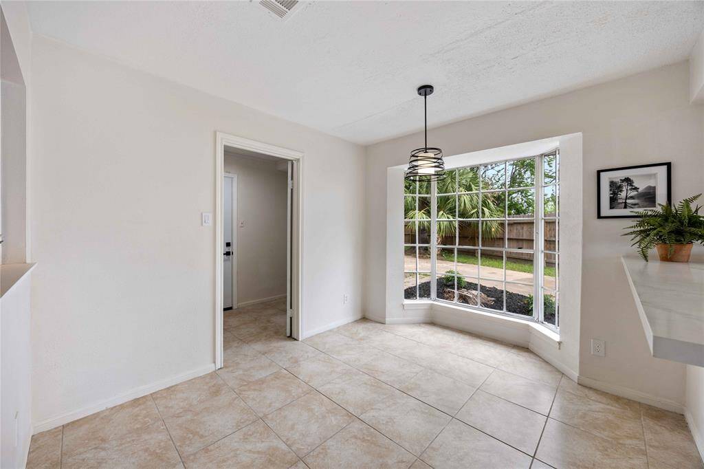 Breakfast area with bay windows