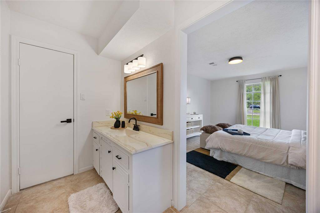 Primary en suite with functional layout that includes a second door for more privacy
