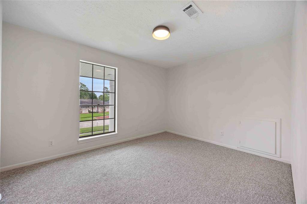 Upstairs bedroom #2- new carpert