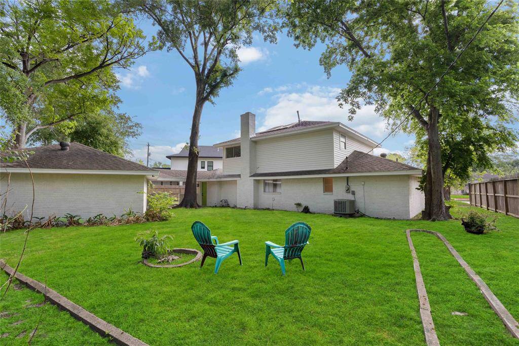 A spacious backyard that's large enough for a pool, pool house and garden. The possibilities are endless.