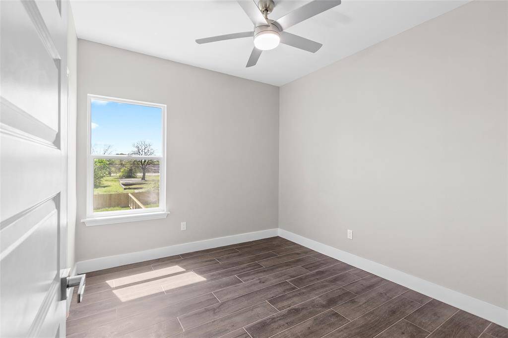 Secondary bedroom (1)