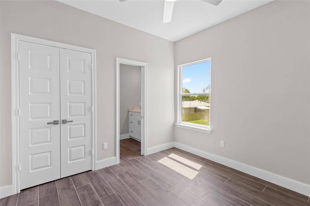 Secondary bedroom (2)
