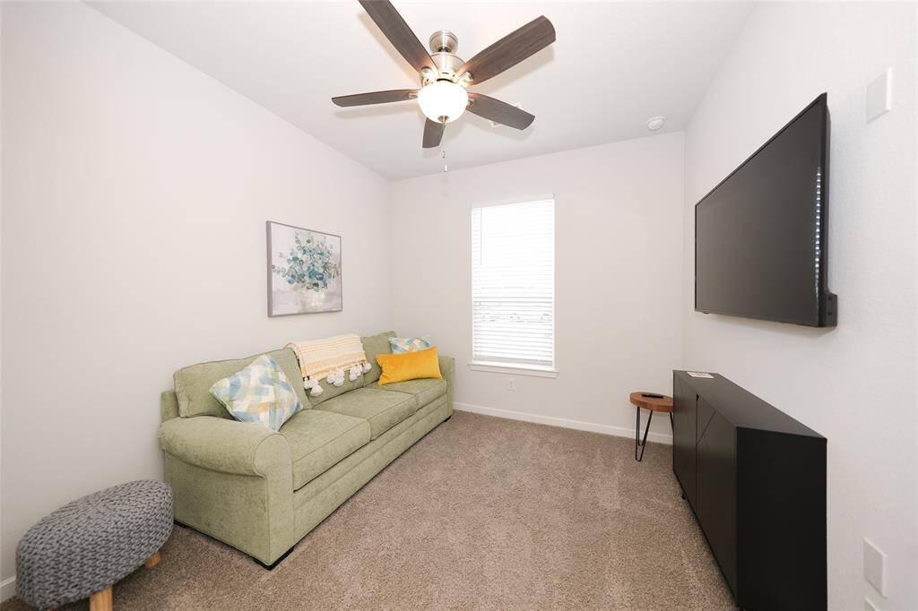 Gust bedroom with queen size pull out sofa sleeper