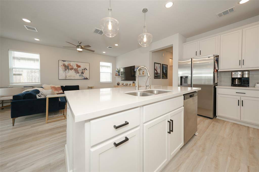 Kitchen with large island
