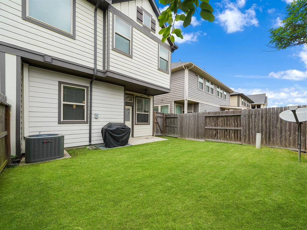 Alternative view of the backyard.