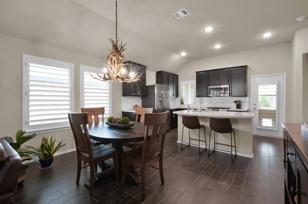 Kitching/dining combo with an open concept!