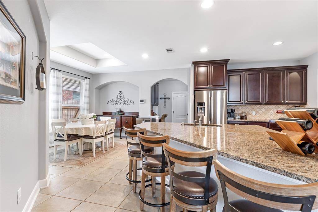 Huge Kitchen w/ Island