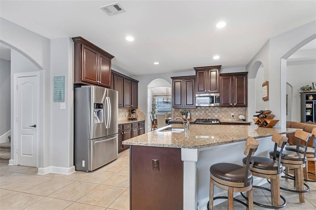 Huge Kitchen w/ Island