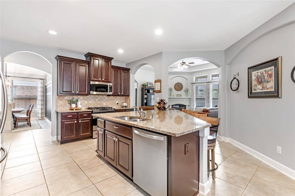 Huge Kitchen w/ Island