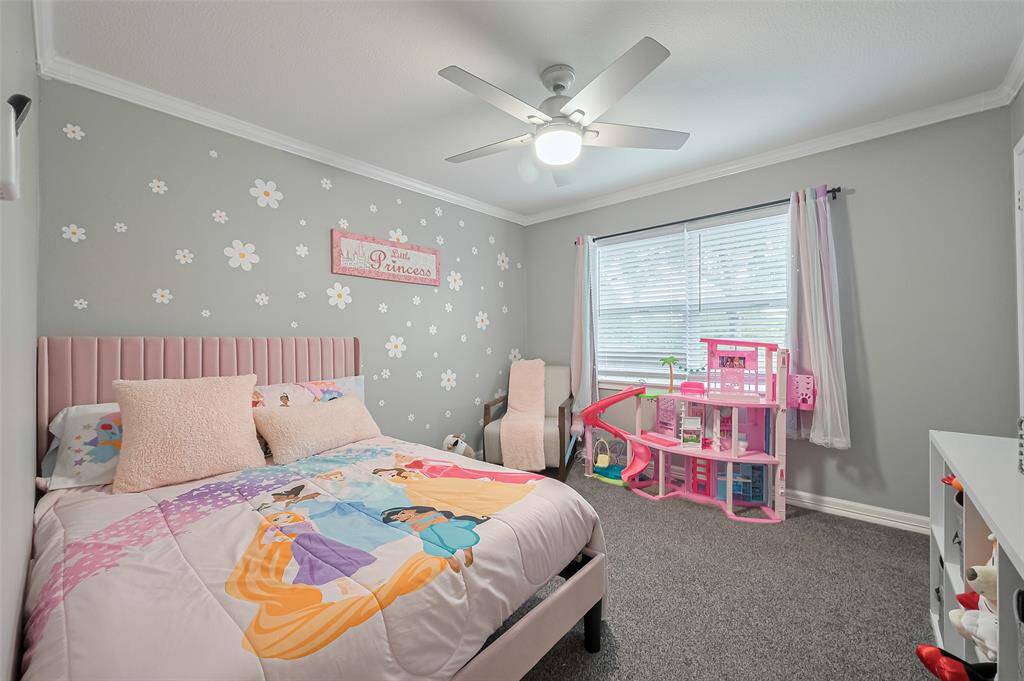 Bedroom #2 is adorable! Crown moulding too!